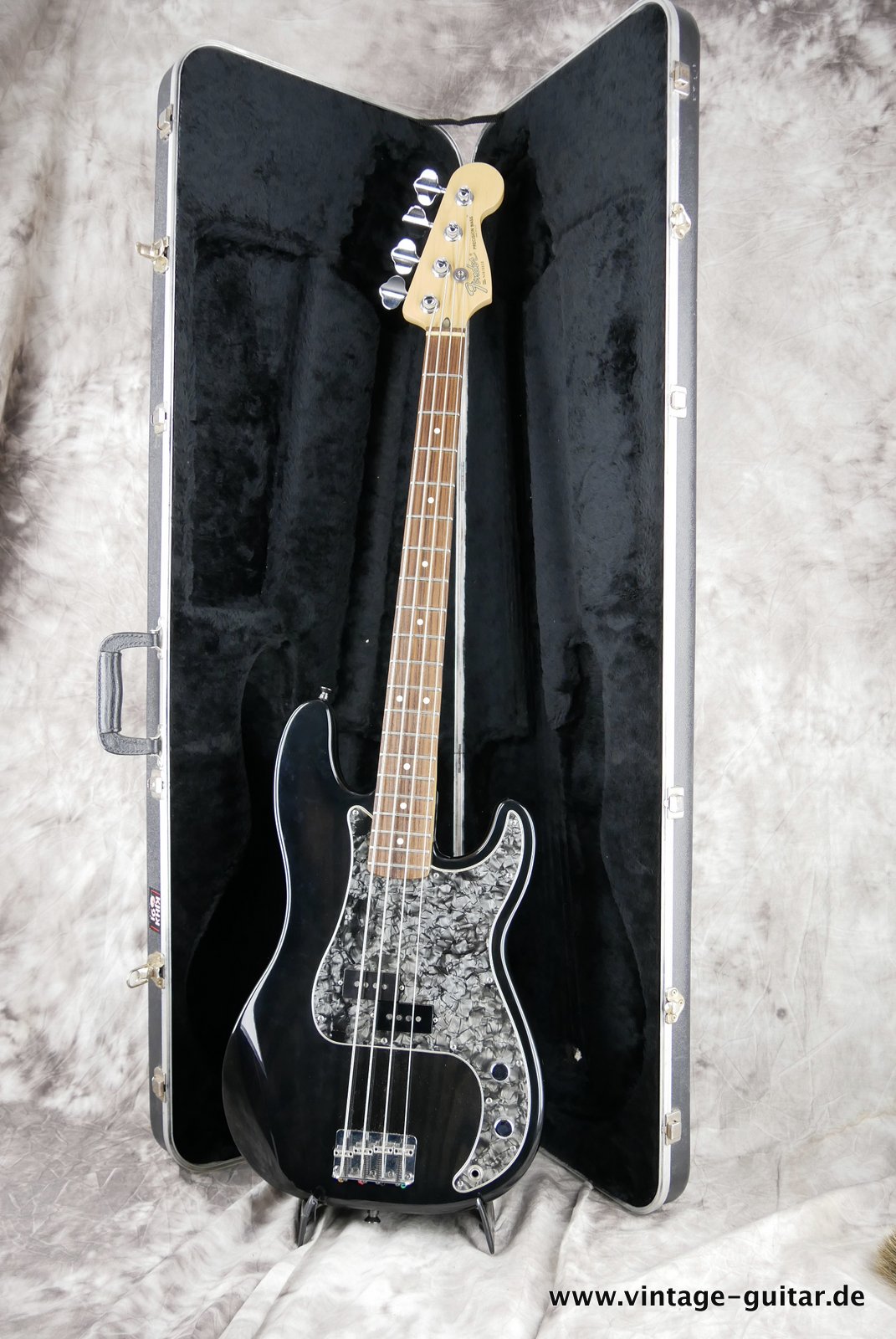 Fender Precision-Bass-1994-limited-edition-black-018.JPG